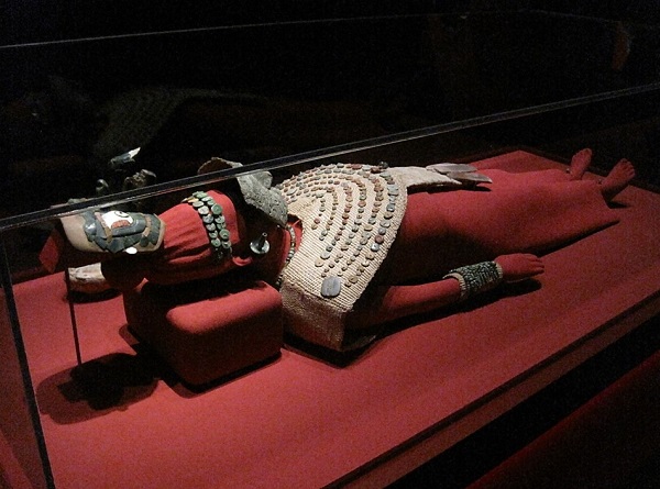 《赤の女王のマスク・冠・首飾り》 マヤ文明、7世紀後半　パレンケ、13号神殿出土 アルベルト・ルス・ルイリエ パレンケ遺跡博物館蔵